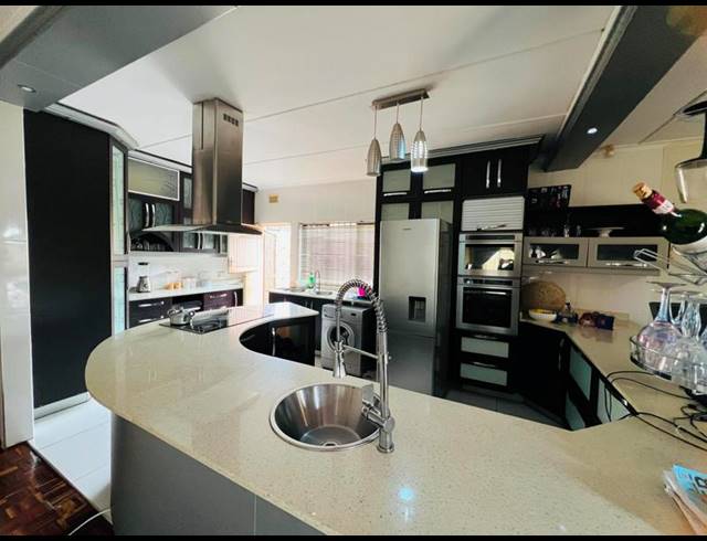 4 BEDROOM HOUSE FOR SALE IN BEREA WEST